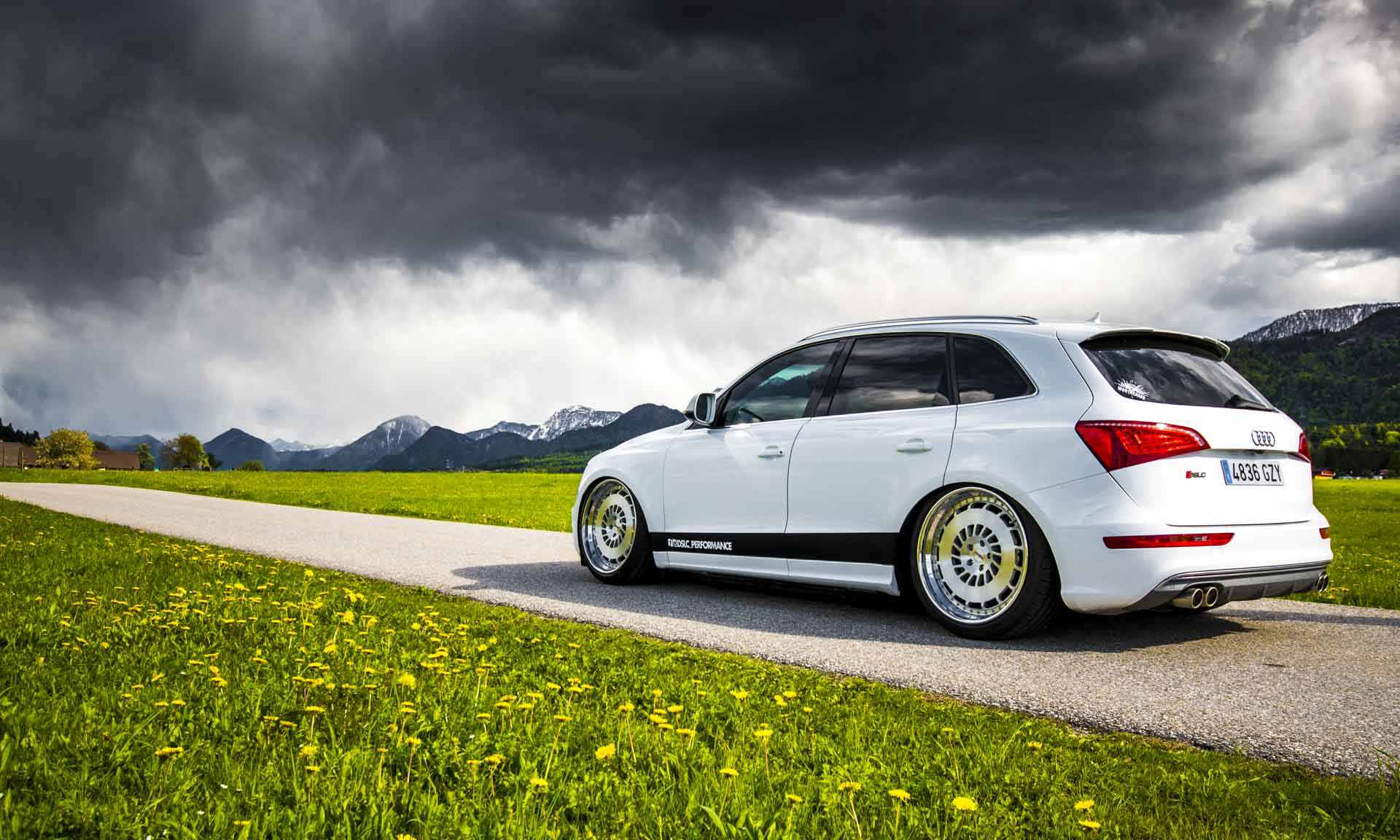 奥迪Q5改装成低趴“大钢炮”，令人着迷的竞技姿态！