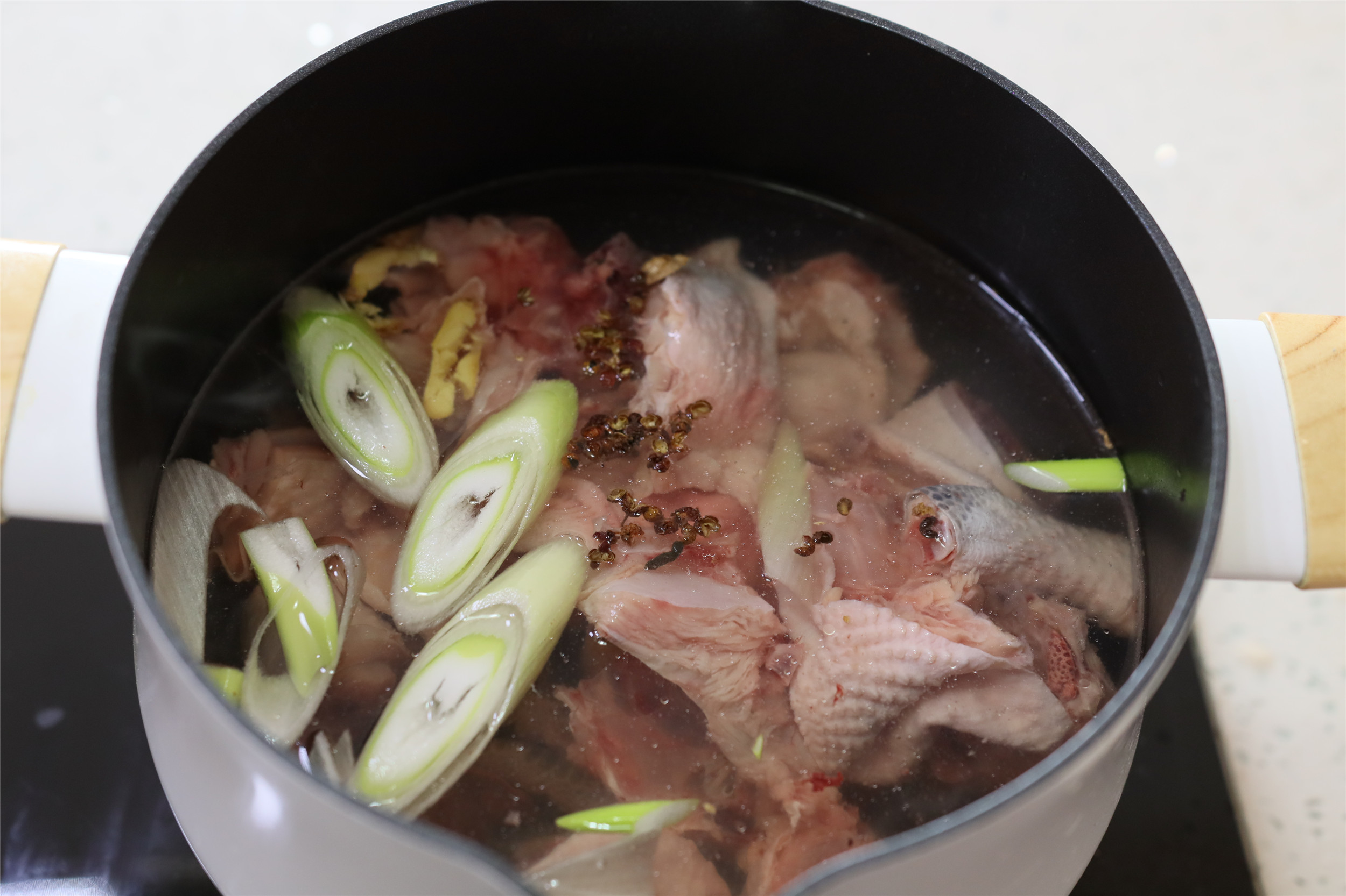 黄焖鸡怎么做汤比较浓鸡肉特别嫩,家常版黄焖鸡做酱和焖是关键