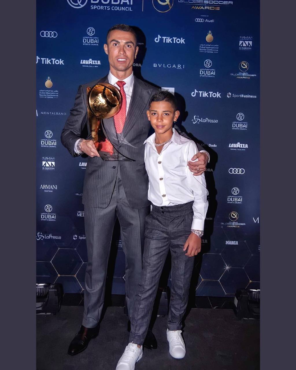 c罗未婚妻,c罗和女友外出惊艳礼服抢眼