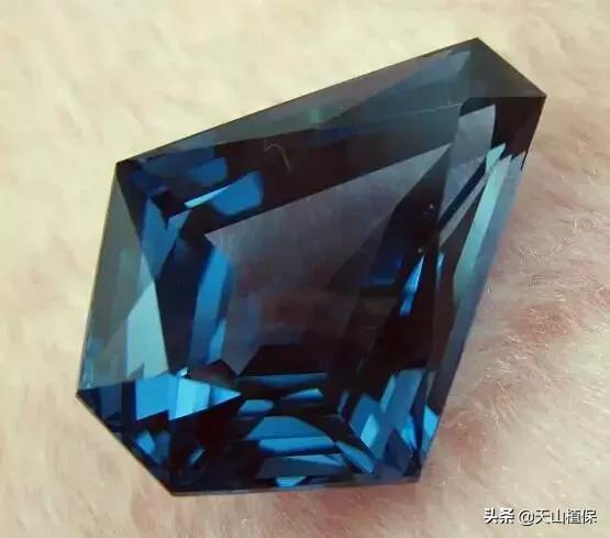 怎么捡到价值极高的石头,捡到一块石头价值千万