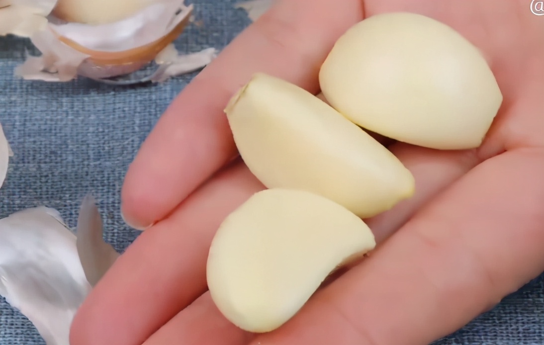 怎样剥大蒜皮又快又好妙招,怎样用小刀快速剥大蒜皮