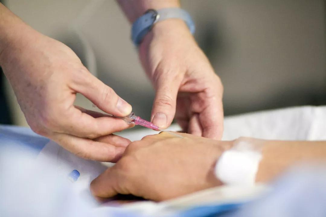 锁骨下静脉穿刺技巧视频,给老年人静脉穿刺的技巧太实用了