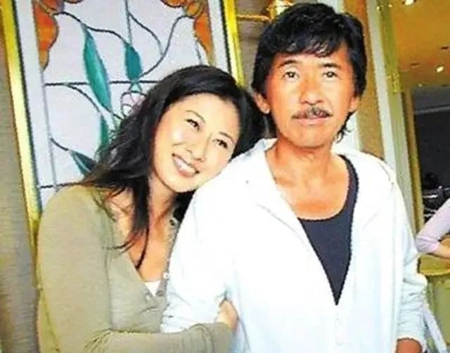 买二手衣服回家补、一张椅子用18年，这8位明星，有钱也没乱花