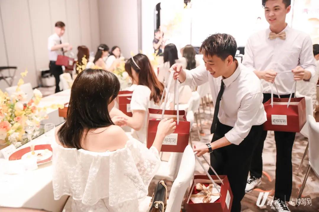 “后宫佳丽”40万，送奔驰送苹果，她如何称霸美妆圈？