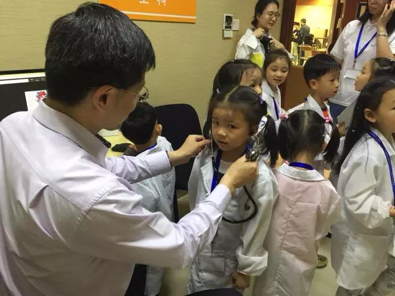 “DoctorFor-A-Day”：小问号携手知名品牌-新加坡“百汇医疗”