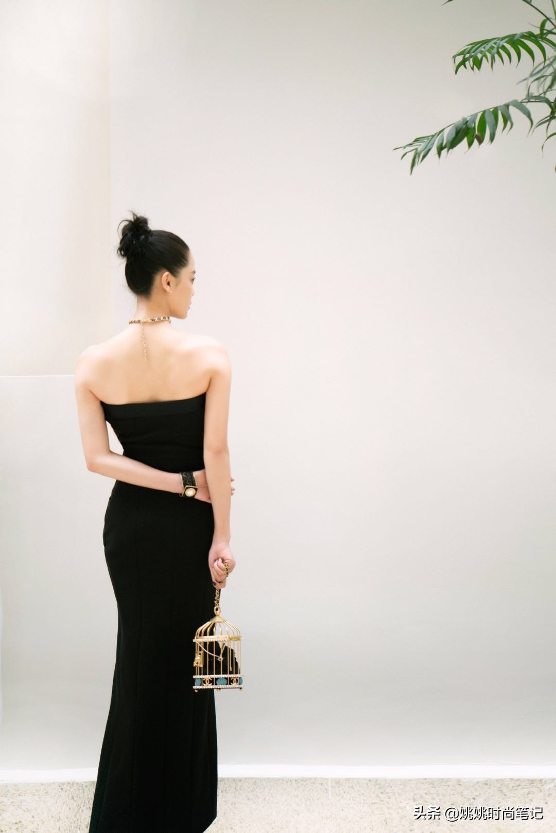 辛芷蕾香奈儿穿搭,辛芷蕾巴黎时装周穿白色拖地礼服