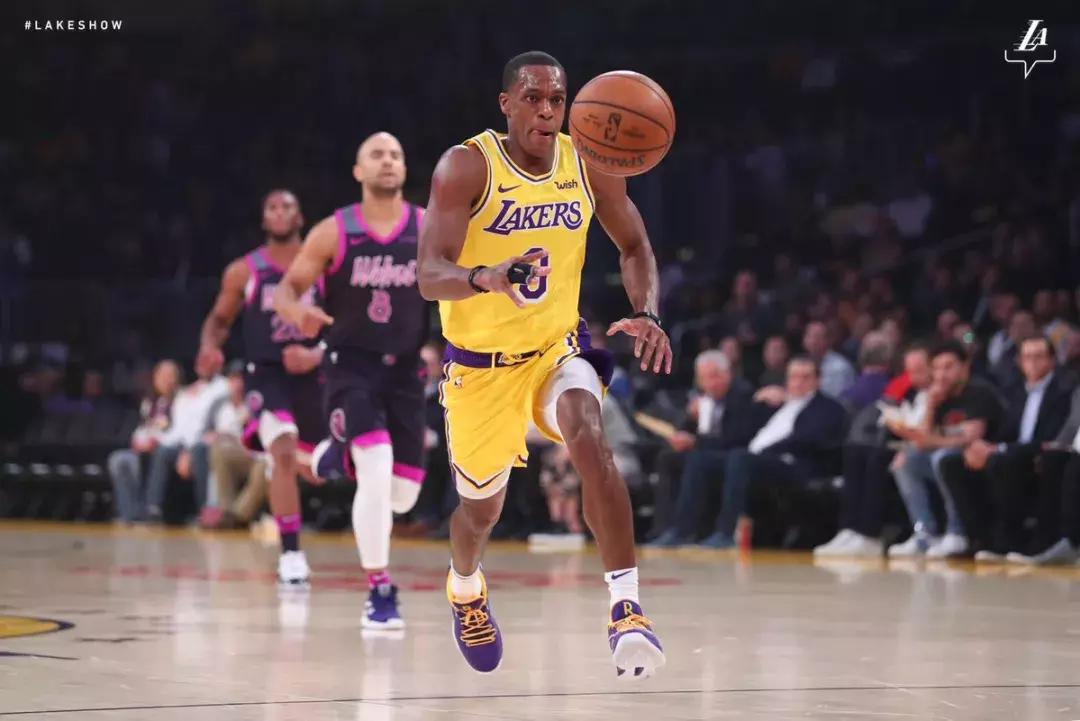 魔佩提前离场、球迷愤怒狂嘘!湖人向中国男足完成致敬