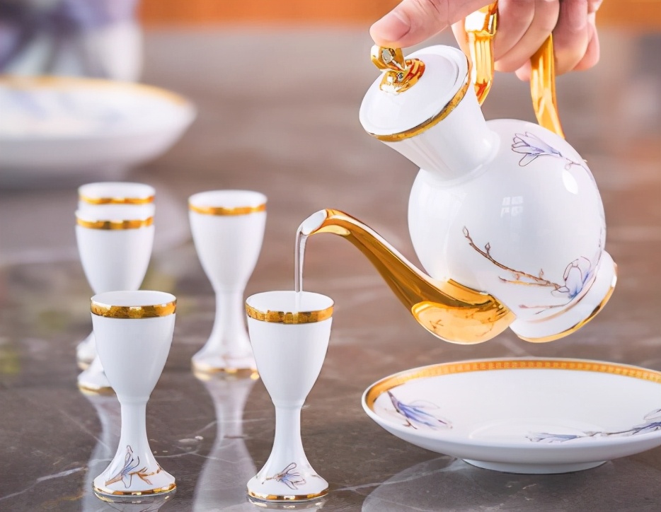 它也是贵州“酱香酒王”，为何却卖不赢茅台，网友：没茅台广告好