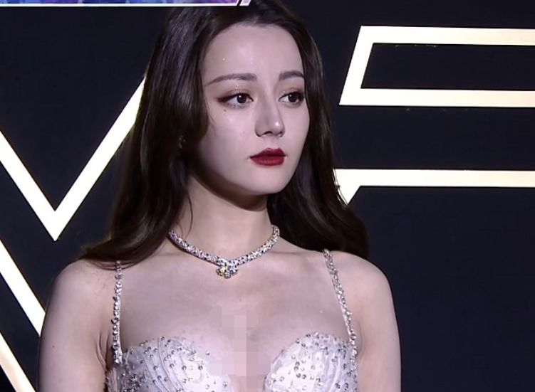 迪丽热巴裙子被踩,迪丽热巴踩裙子