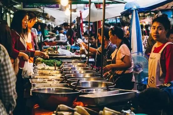 90后小伙子摆摊两个月收入70000元,街边摆摊一个月能赚多少钱