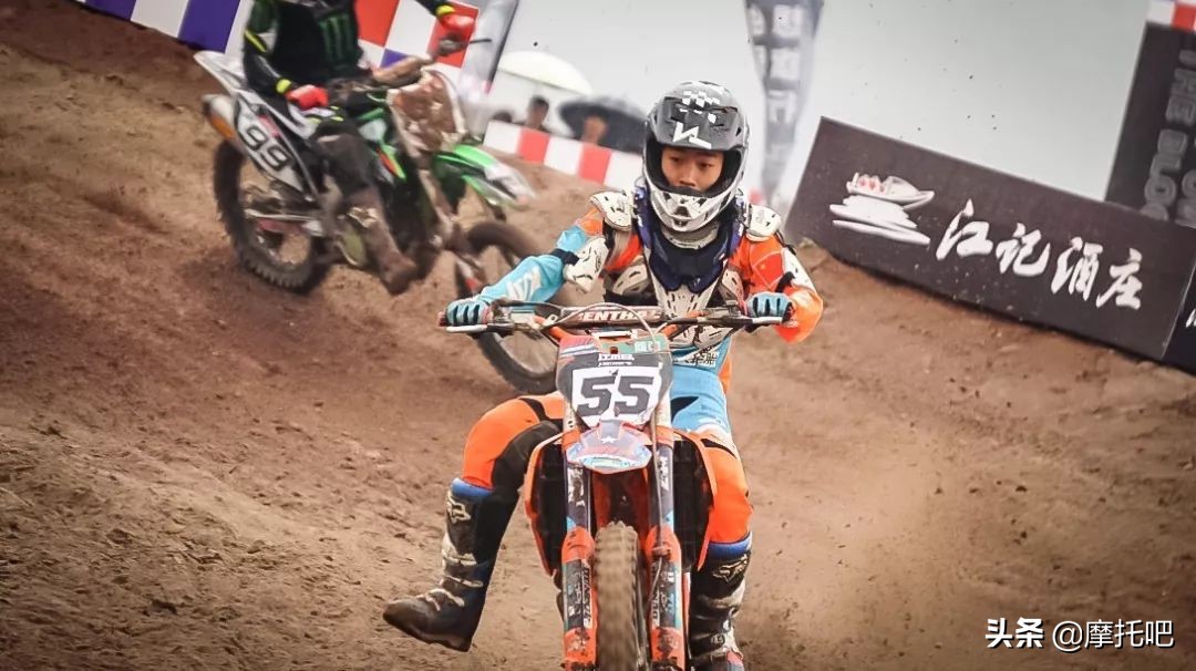 这摩托真好喝。。。不对....这酒真好骑！