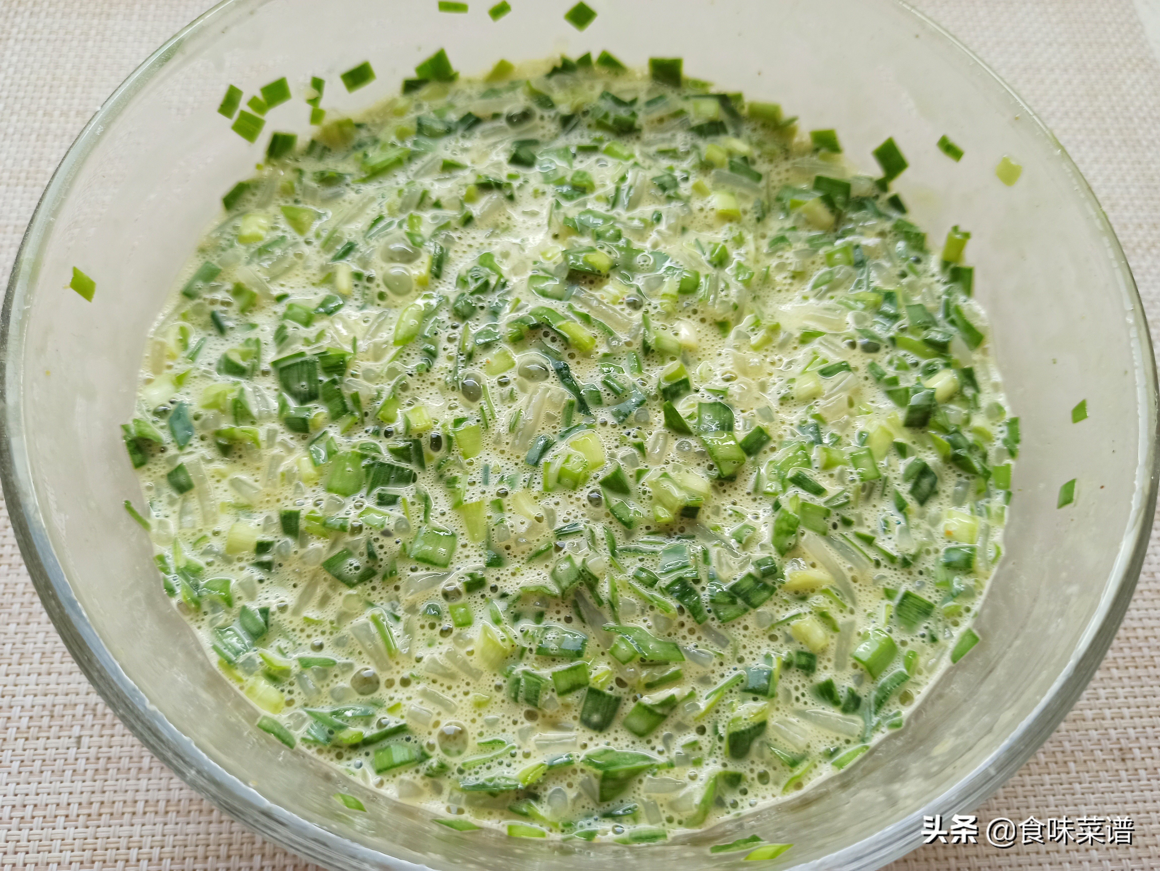 正宗韭菜鸡蛋饼的做法视频,做酥软的韭菜鸡蛋饼