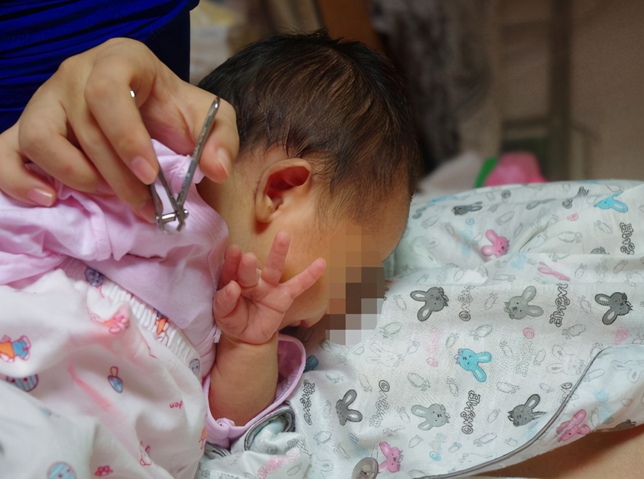 新生宝宝的衣服怎么穿,新生儿宝宝穿衣服教程