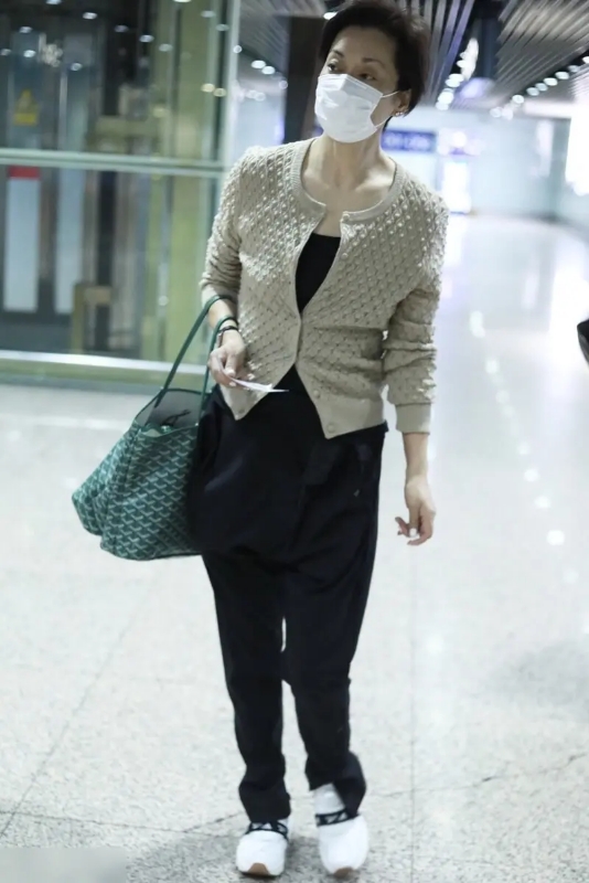 毛阿敏穿什么裤子,毛阿敏针织衫