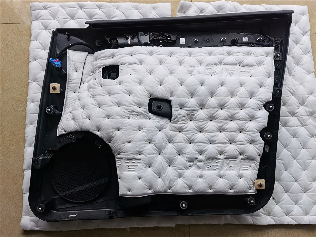 奥迪q5音响改装三分频,奥迪q5改装顶级音响案例视频