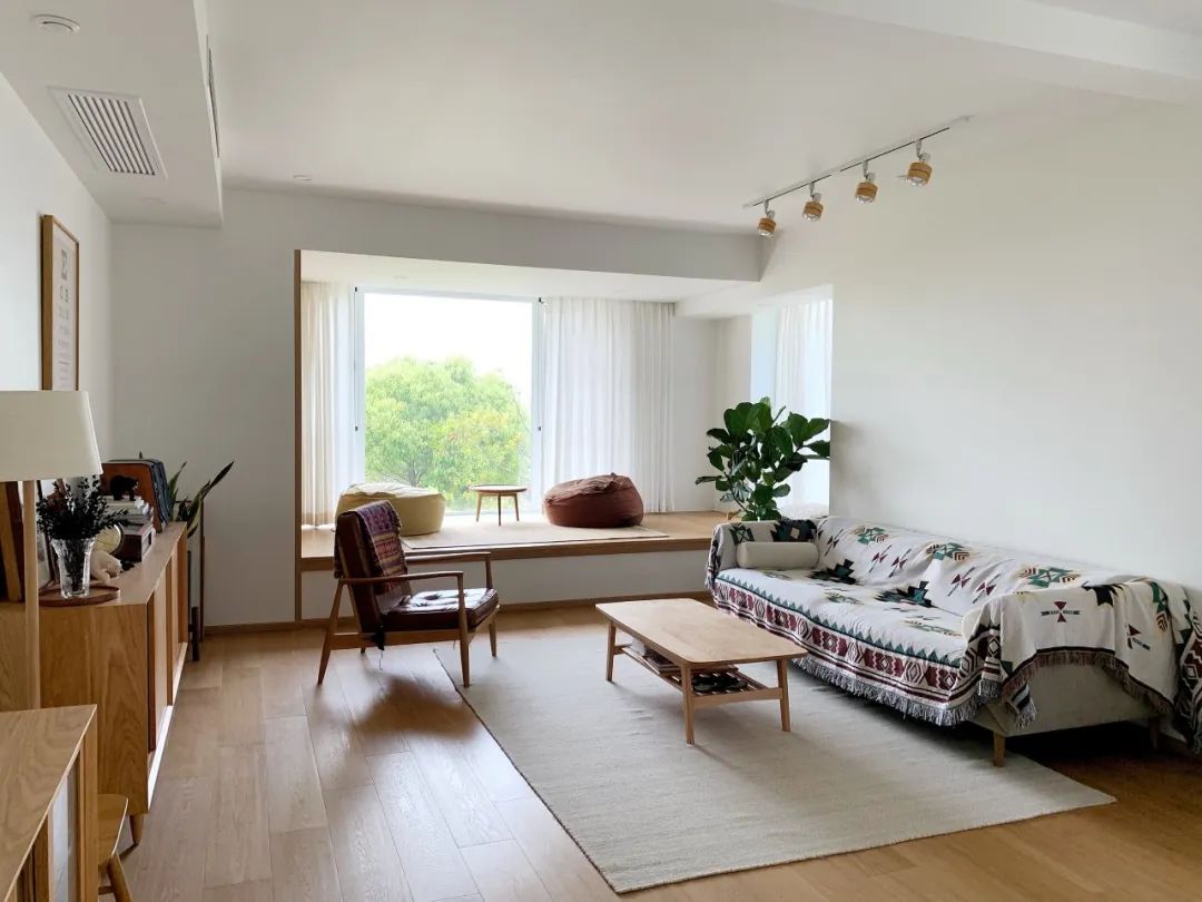 不顾后果砸掉飘窗,锤子砸下去瞬间,她们就后悔了