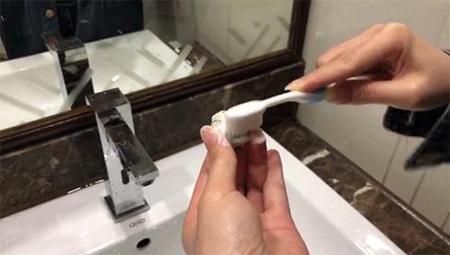 一口黄牙影响颜值,一口黄牙齿