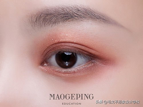 白色眼线日系温柔猫眼妆,日系眼妆入门搭配什么眼影