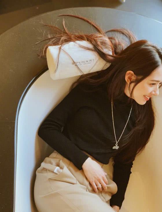 郭碧婷超大钻戒闪到我了，从“照骗”到真女神，34岁照样嫁豪门