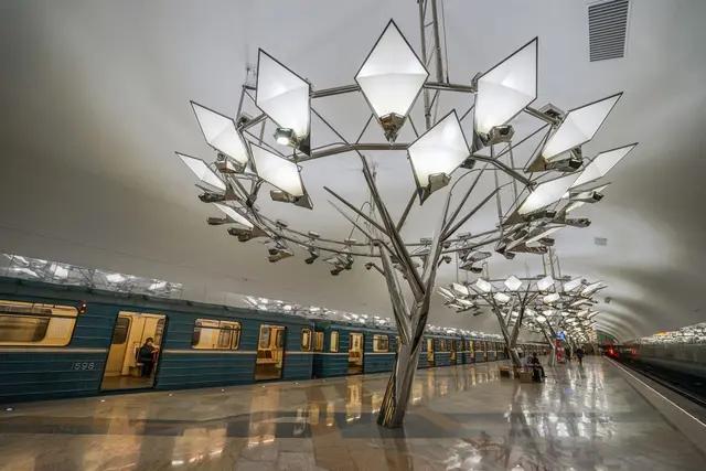 捐赠完扭头就跑，钢铁直男铁憨憨俄罗斯：请原谅我不会写诗