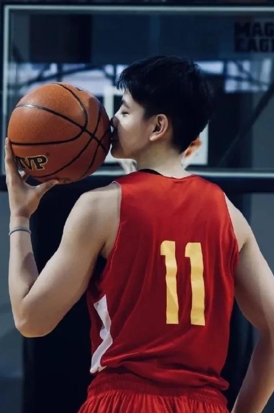 女篮球员杨舒予发文抵制粉丝接机,杨舒予和aj联名