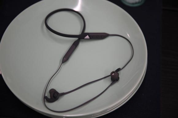 “随身携带的音乐”阿迪达斯蓝牙耳塞测评