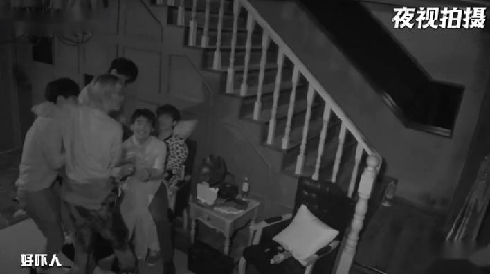 密室大逃脱综艺真的特别好看,密室逃脱网友扮鬼吓坏工作人员