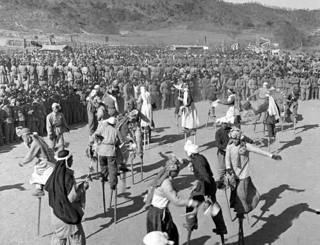 九张反映过年气氛的照片,百张罕见的过年老照片这才是年味