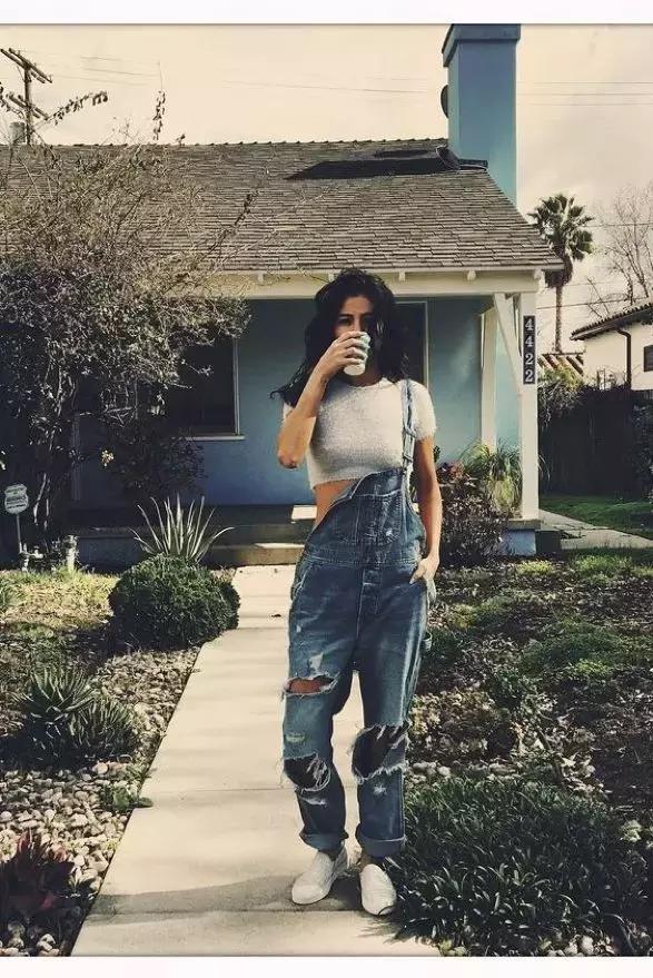 藏肉减龄背带裤,露肉背带裤搭配