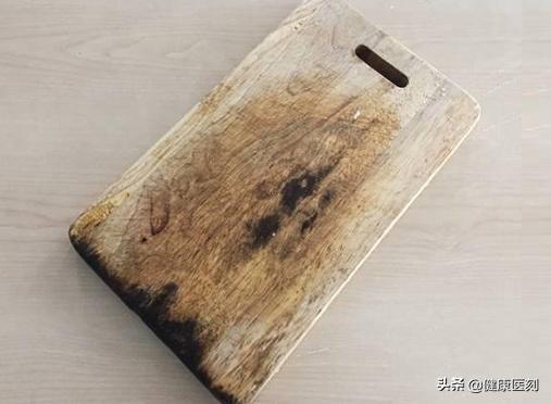 你家的菜板有可能比马桶还脏,菜板清洗不到位比马桶都脏