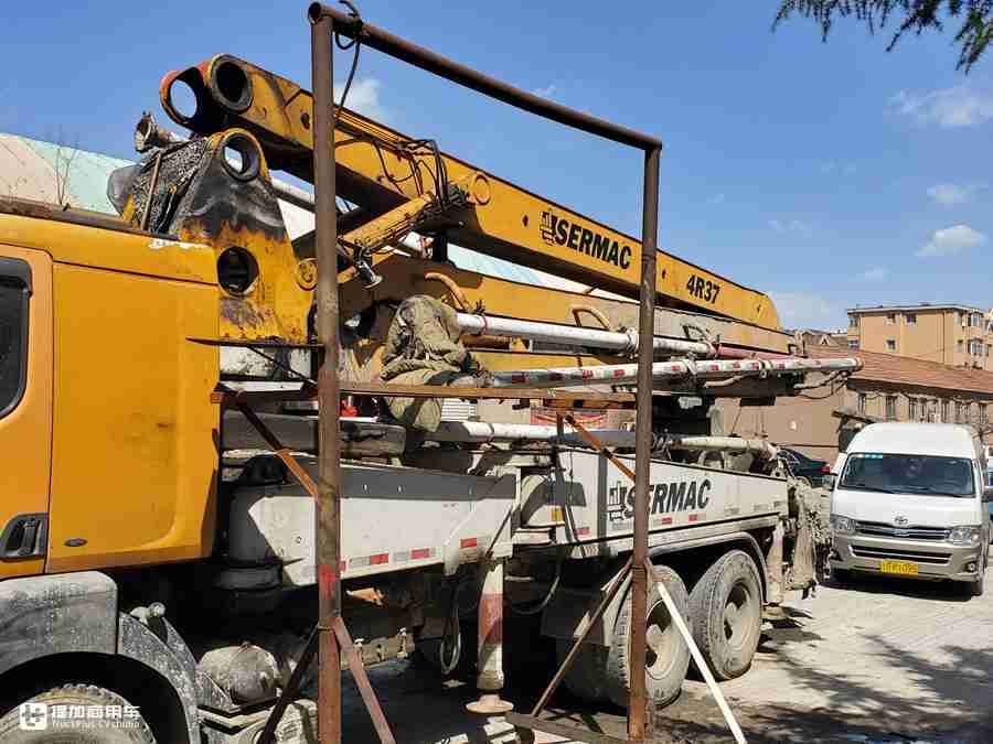 雷诺Kerax泵车实拍,专为恶劣工况而生，如今见到这样的老车太难得