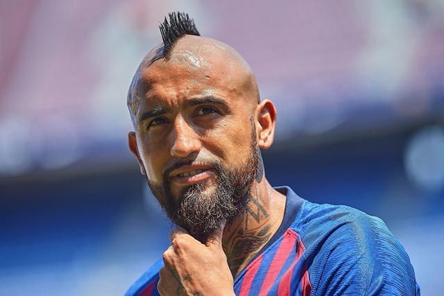 巴萨球员倒地,巴萨球员边线摔倒给对方红牌