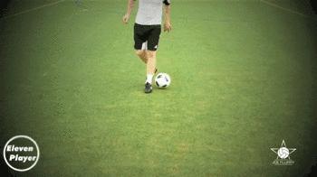 足球左右脚拨拉球练习视频,足球v型拉球热身训练