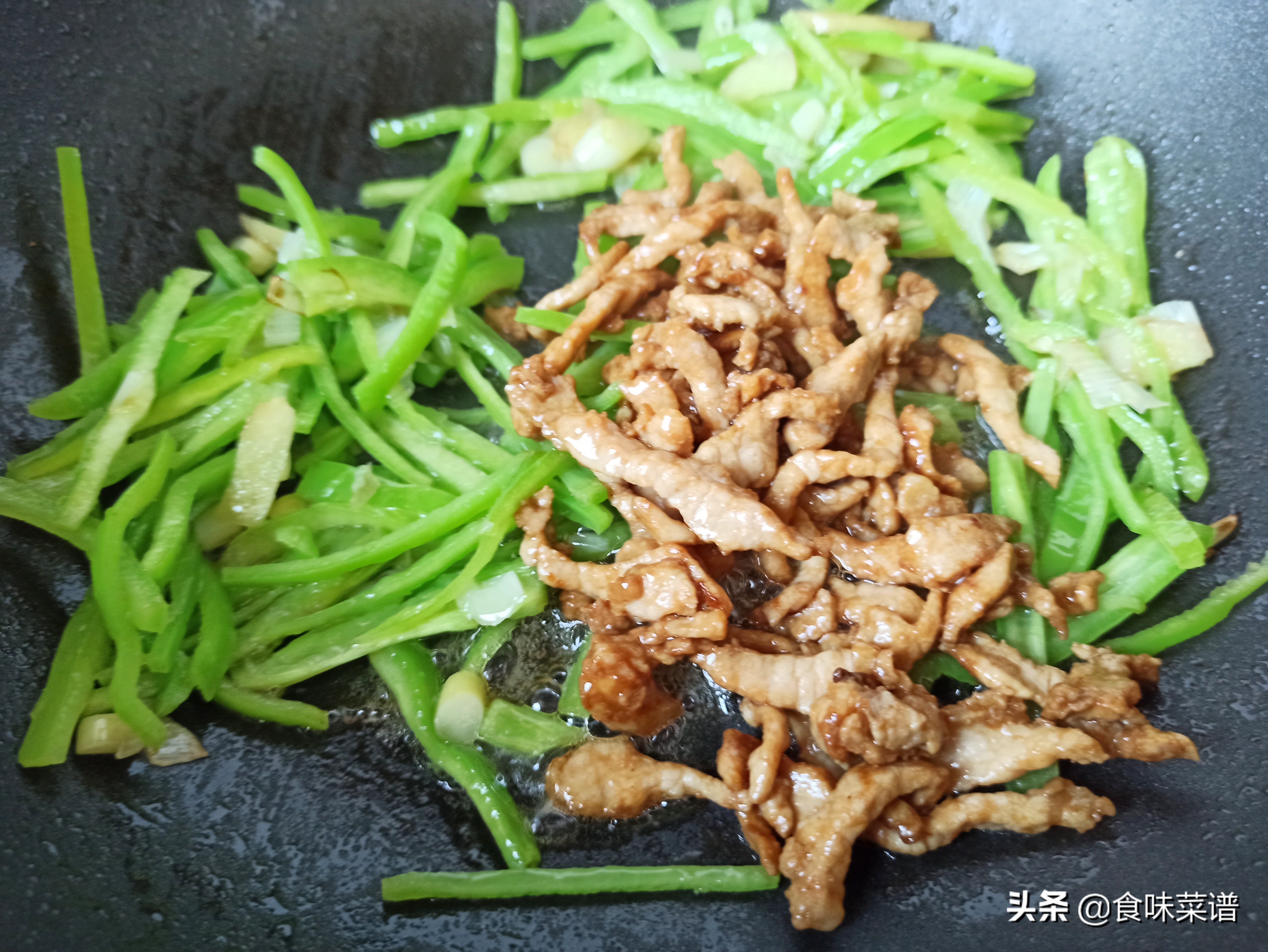 青椒炒肉丝肉丝已经熟,青椒肉丝下油锅