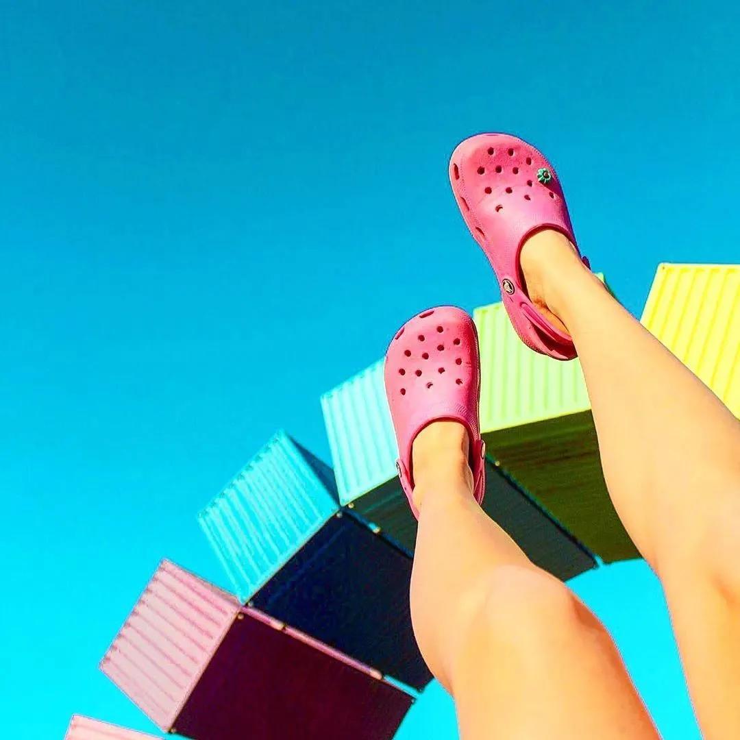 大哥最爱的洞洞鞋,女孩怎么抢着穿?