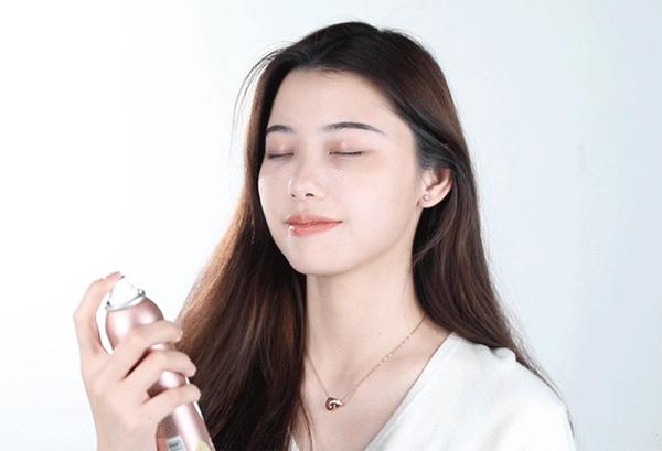 全身喷满防水喷雾,防晒美白嫩亮肌肤