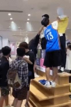 昨天,大型“丧尸”电影,在优衣库真实上演