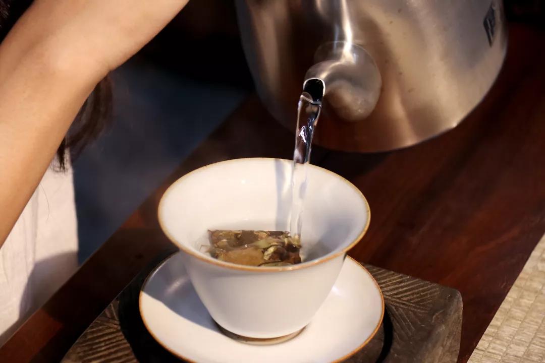 福鼎白茶寿眉小片,福鼎小方片老白茶寿眉汤色