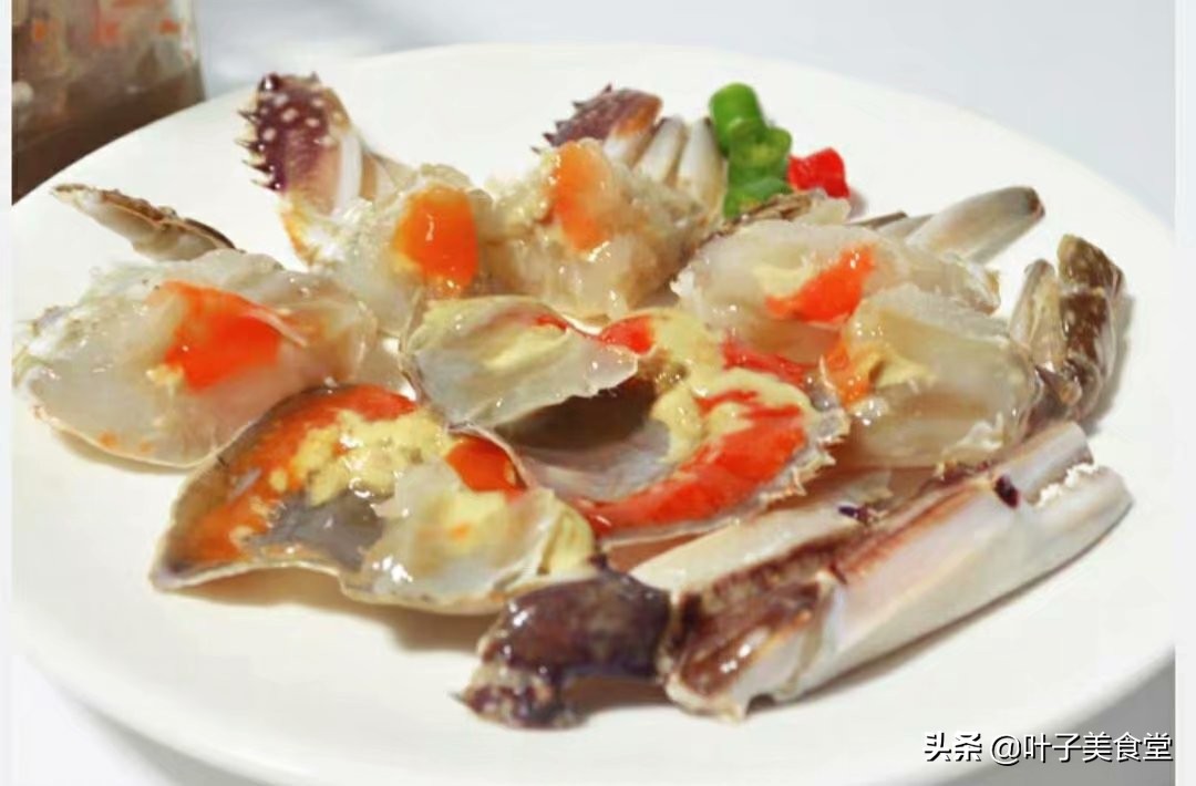 婆婆将活螃蟹塞进玻璃罐,不加一滴水,一周后拿出来,全家人点赞