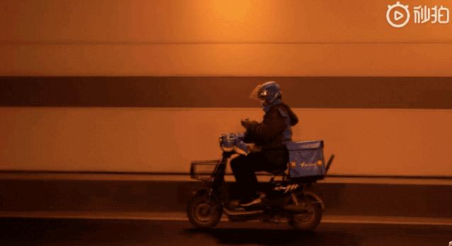 外卖小哥救人后又默默送餐去了,一个外卖小哥逆行