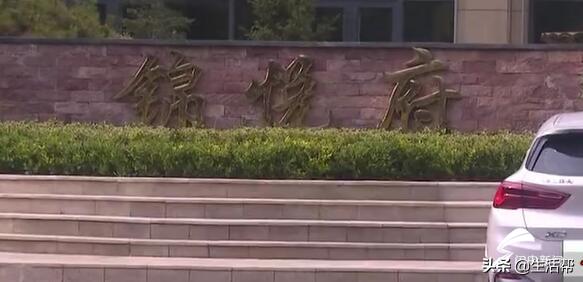 买的期房发现入户门和别的不一样,买房子商家入户门要不要换