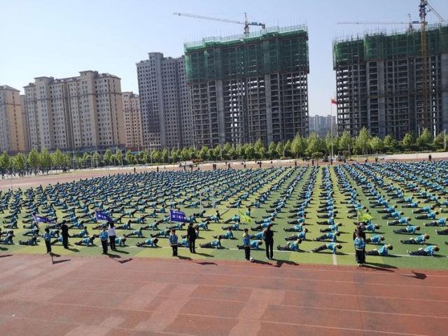 临颍小学足球比赛,临颍县颍川学校足球操