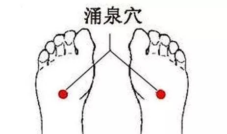 小腿后跟干裂起鱼鳞是什么原因,脚后跟像鱼鳞一样一层层干裂图