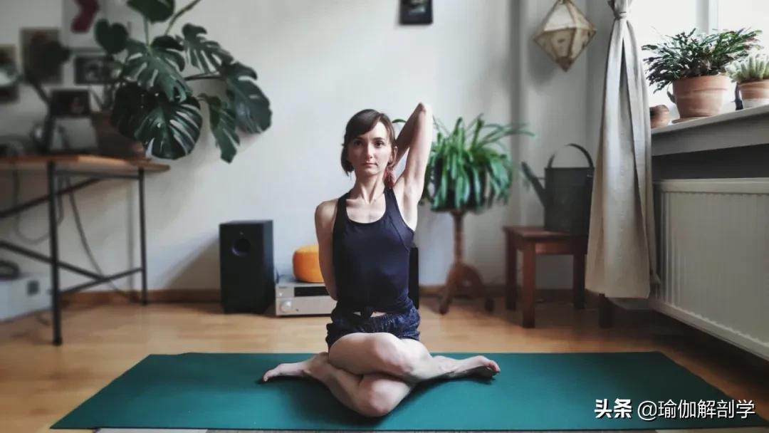 一套适合晨练的瑜伽序列越练越美,初学者简单瑜伽每天必练8个动作