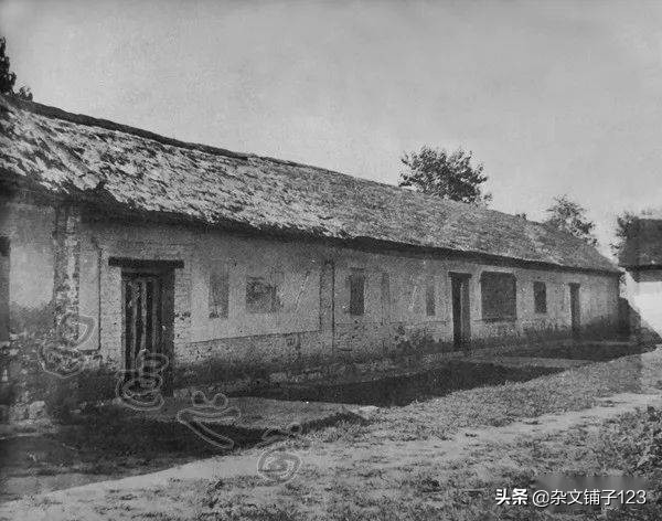 1953年，*云陈**提出用票购物，计划经济由此开始