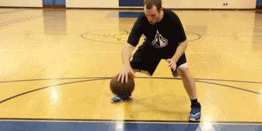 结合运球热身5分钟，让身体热起来，快速进入比赛状态