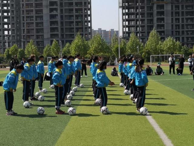 临颍小学足球比赛,临颍县颍川学校足球操