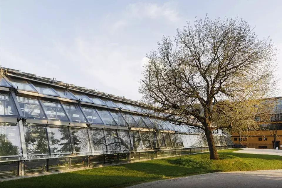 玻璃温室环绕着的红土网球场-Simonne-Mathieu网球场，巴黎