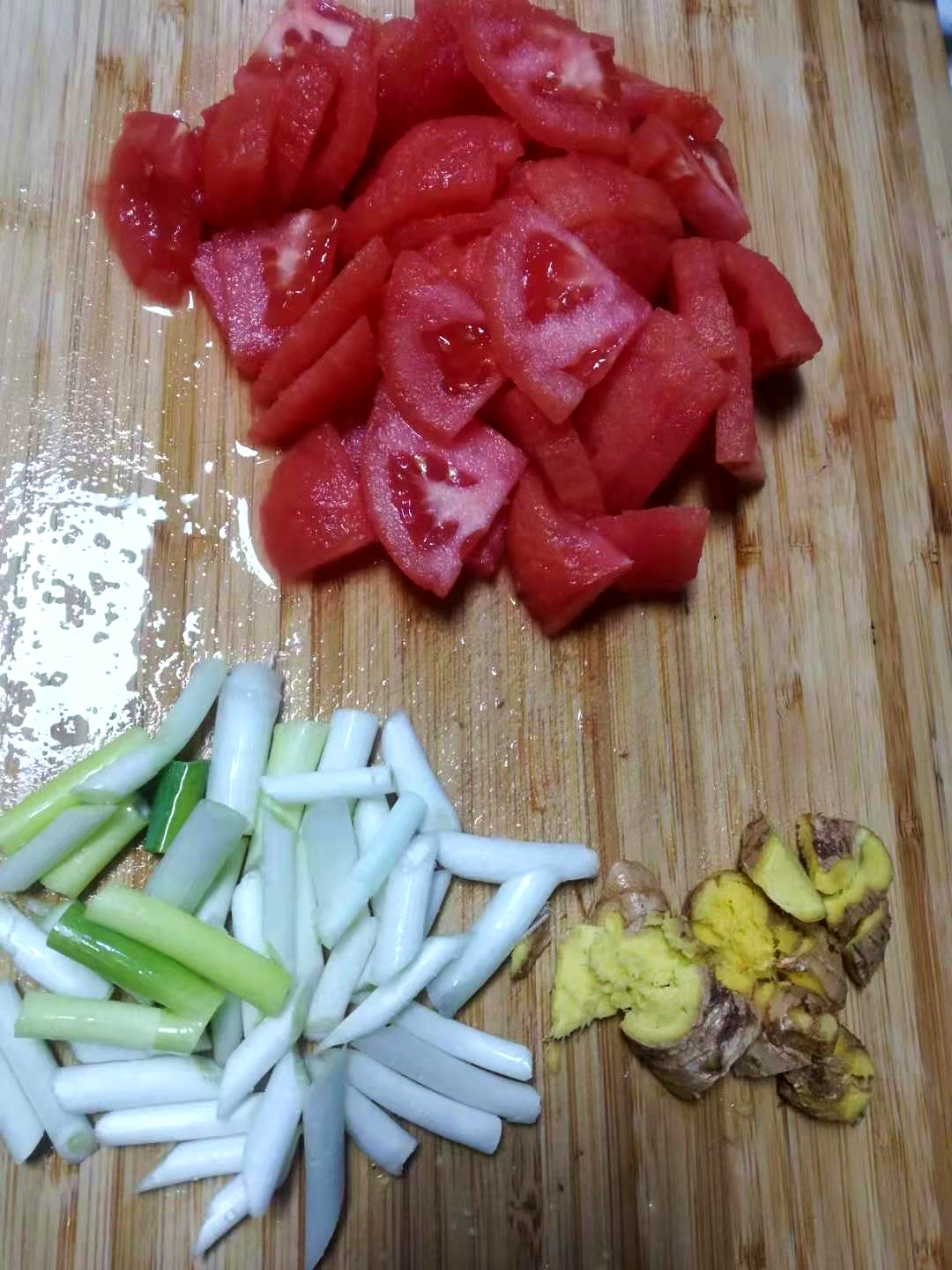 番茄筒骨汤这么做美味又营养,黄骨鱼山药番茄汤做法