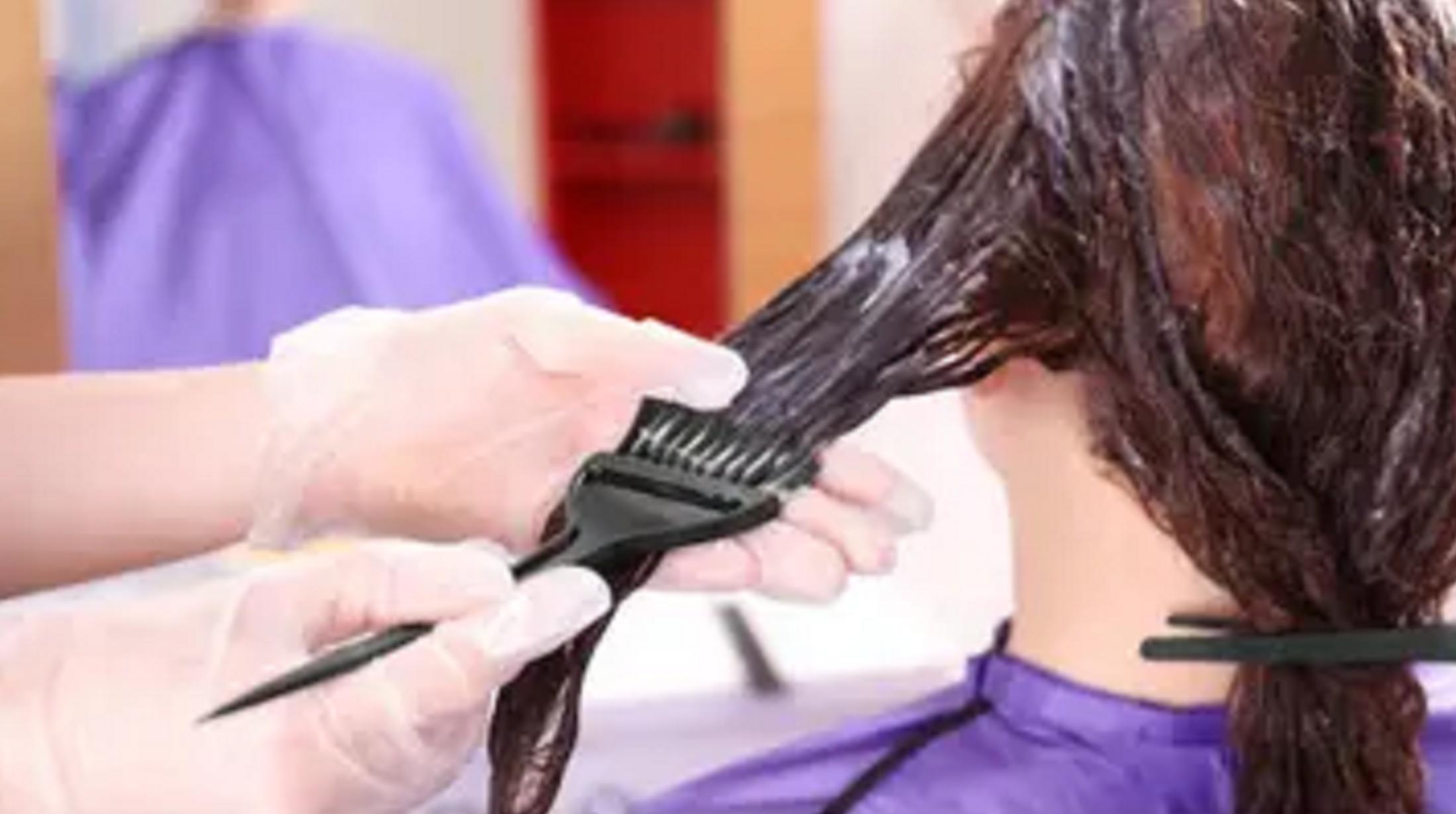 “我丑得出不了门!”女大学生花1000块染发变成这副模样:赔我20万